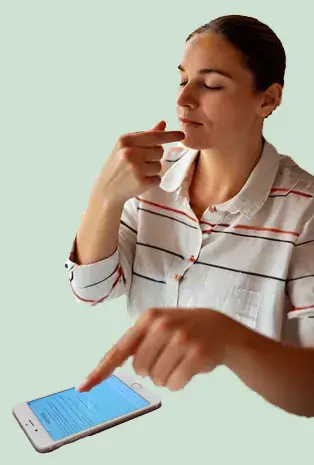 Relaxált nő; jobb kéz az orr előtt, bal mutatóujj a telefon fölött, érintés nélkül.